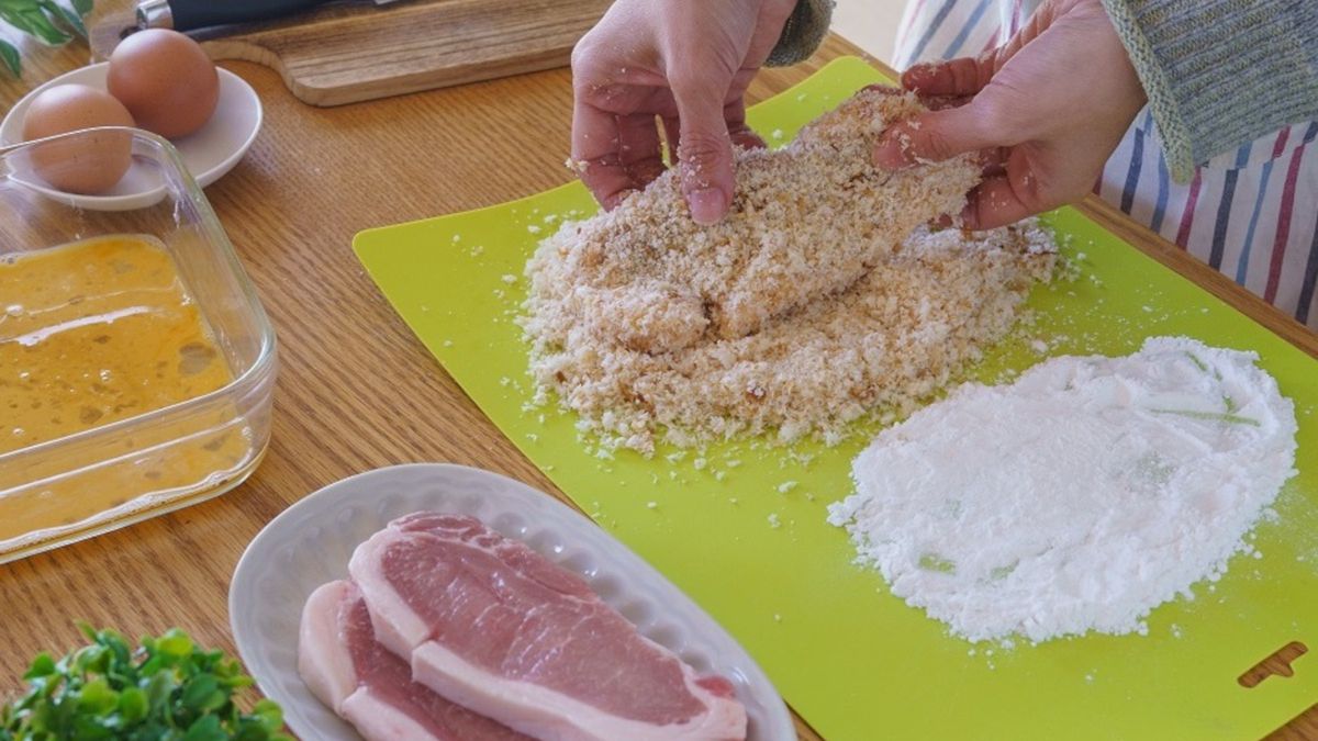 Panierowanie kotletów w bułce tartej