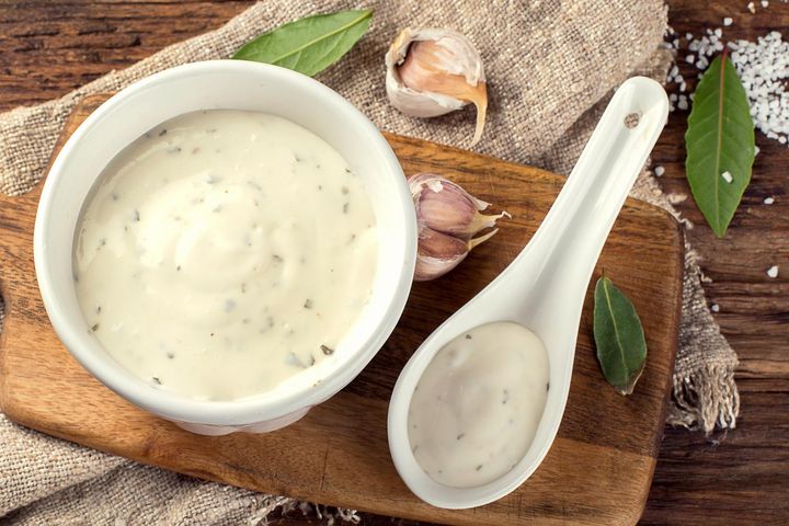 Sos czosnkowy, zarówno przygotowany na bazie jogurtu i majonezu, jak i oliwy z oliwek, jest fantastycznym dodatkiem do wielu dań.