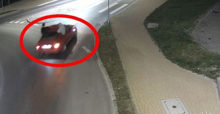 Siedzieli na drzwiach jadącego Audi. Jest nagranie z Sandomierza