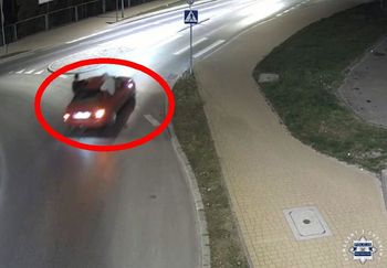 Siedzieli na drzwiach jadącego Audi. Jest nagranie z Sandomierza
