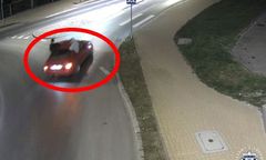 Siedzieli na drzwiach jadącego Audi. Jest nagranie z Sandomierza
