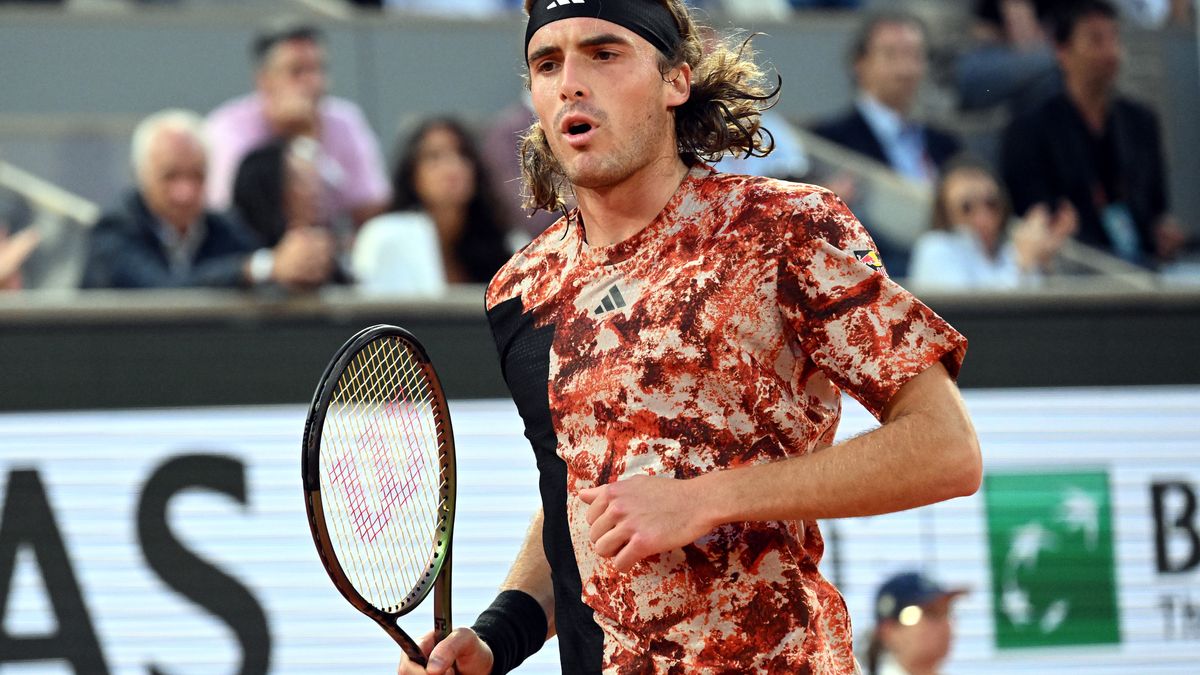 Stefanos Tsitsipas of Greece reacts as he plays Carlos Alcaraz of Spain in their Men's quarterfinal match during the French Open Grand Slam tennis tournament at Roland Garros in Paris, France, 06 June 2023. EPA/CAROLINE BLUMBERG Dostawca: PAP/EPA.