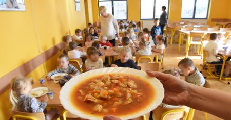 Podali to uczniom zamiast mleka. Dzieci mają poparzone usta i gardła