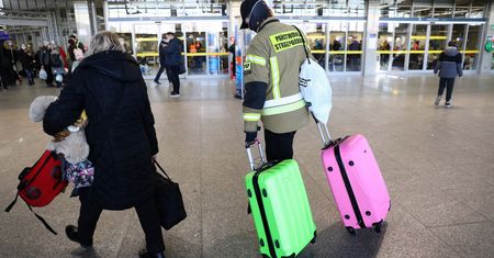 Relacja z Dworca Centralnego: Ludzie, którzy docierają do Polski są przerażeni
