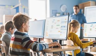 Warszawa. Czerwona ekierka w obronie polskich uczniów. Akcja społeczna "Wolna Szkoła"