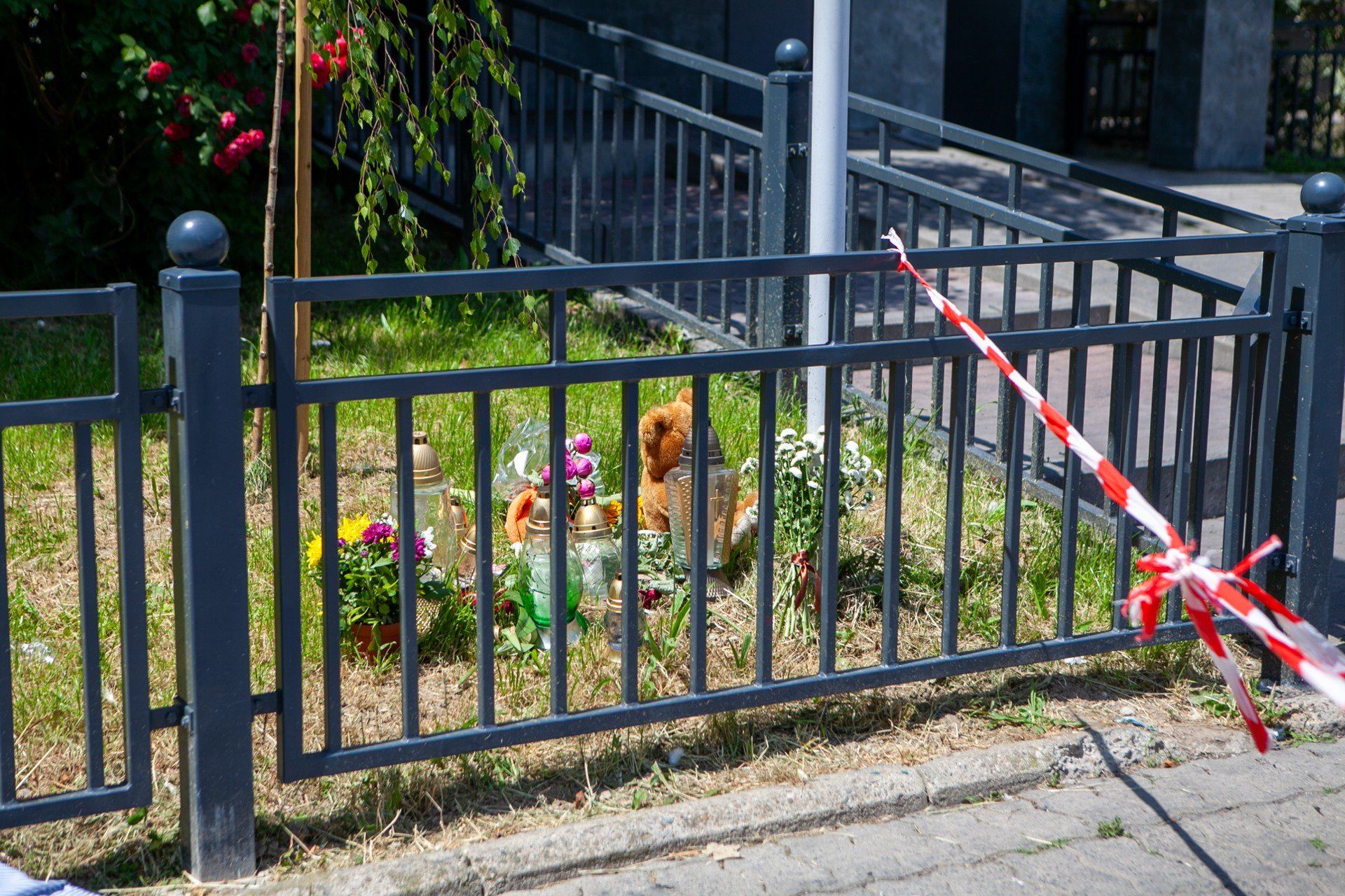Wejścia do klatki gdzie wybuchł pożar cały czas strzeże policja