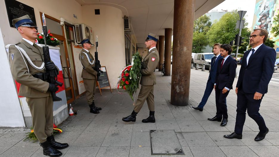 Warszawa, 03.08.2021. Zastępca burmistrza Woli Robert Rafałowski (P) i zastępca burmistrza Woli Adam Hać (2P) podczas uroczystego złożenia kwiatów i warty honorowej w miejscu pamięci Zgrupowania "Chrobry I" u zbiegu ul. Chłodnej i ul. Żelaznej, 3 bm. w Warszawie. Trwają uroczystości 77. rocznicy Powstania Warszawskiego. (mr) PAP/Piotr Nowak