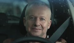 Bogusław Linda z monologiem w korku i akcją na bezdrożach reklamuje Renault Kadjar (wideo)