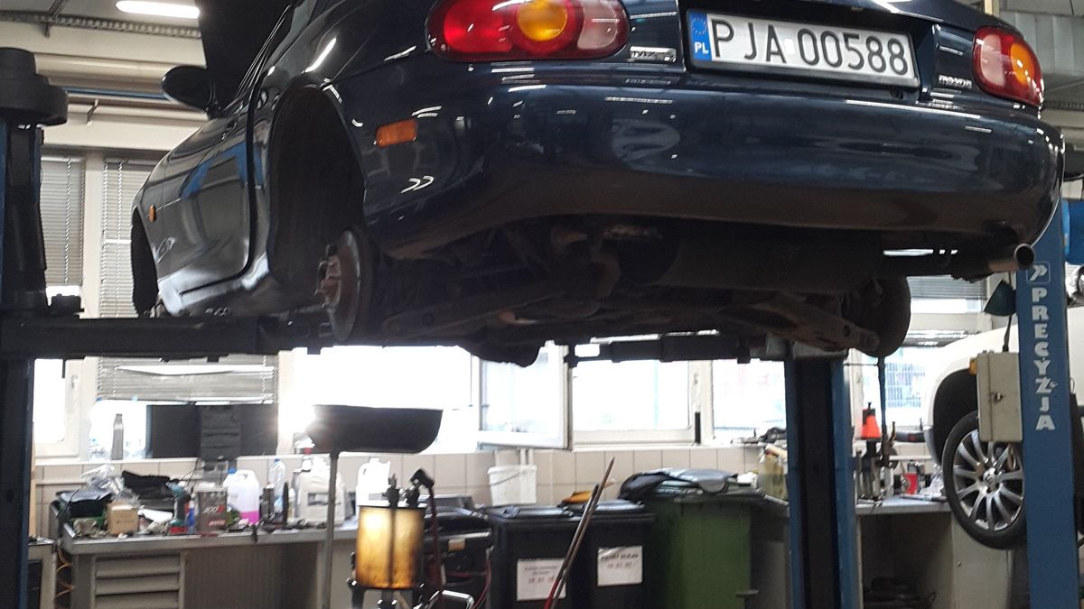 Przed długą podróżą warto sprawdzić kilka rzeczy w samochodzie, by potem nie skończyć urlopu na poboczu