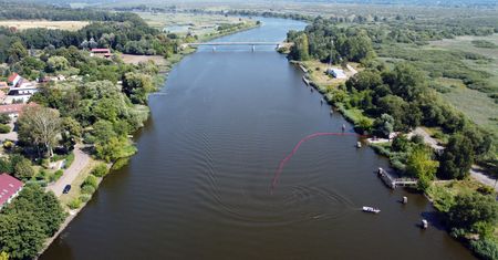 Kobieta wskoczyła do Odry. Sama wypłynęła na brzeg