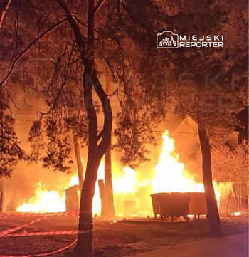 Józefów: Pożar na działce. Ogień szybko się rozprzestrzeniał