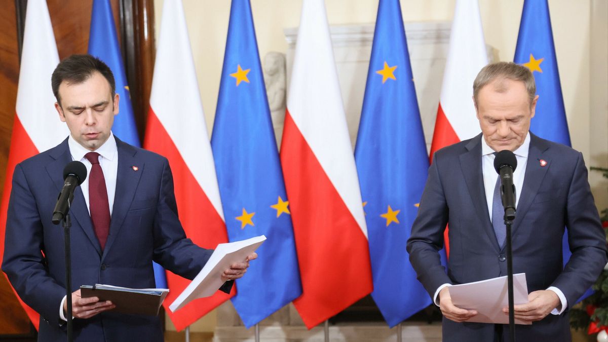 Konferencja premiera i ministra finans�w
Fot. Wojciech Olkusnik/East News, Warszawa,  19.12.2023. KPRM. Konferencja prasowa premiera Donald Tuska (P) i ministra finansow Andrzeja Domanskiego (L) po posiedzeniu rzadu.
Wojciech Olkusnik