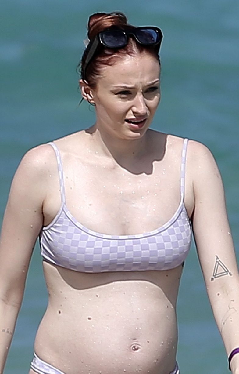 Sophie Turner prezentuje zaokrąglony brzuch, szalejąc na plaży z Joe Jonasem