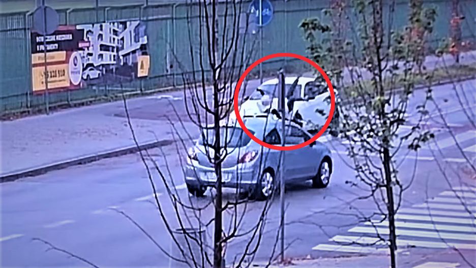 Moment kolizji na przejściu dla pieszych uchwycony przez kamery miejskiego monitoringu. 
