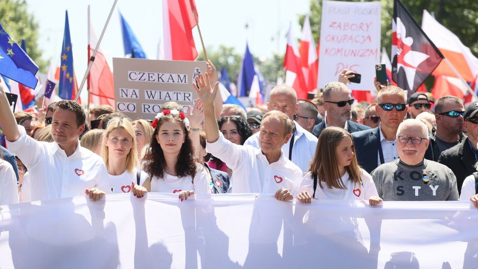Marsz 4 czerwca
Fot. Wojciech Olkusnik/East News, Warszawa, 04.06.2023. Marsz 4 czerwca zwolany przez szefa PO Donalda Tuska. Marsz przypada w 34. rocznice pierwszych czesciowo wolnych wyborow parlamentarnych w Polsce.
N/z: Donald Tusk, Lech Walesa, Rafal Trzaskowski
Wojciech Olkusnik