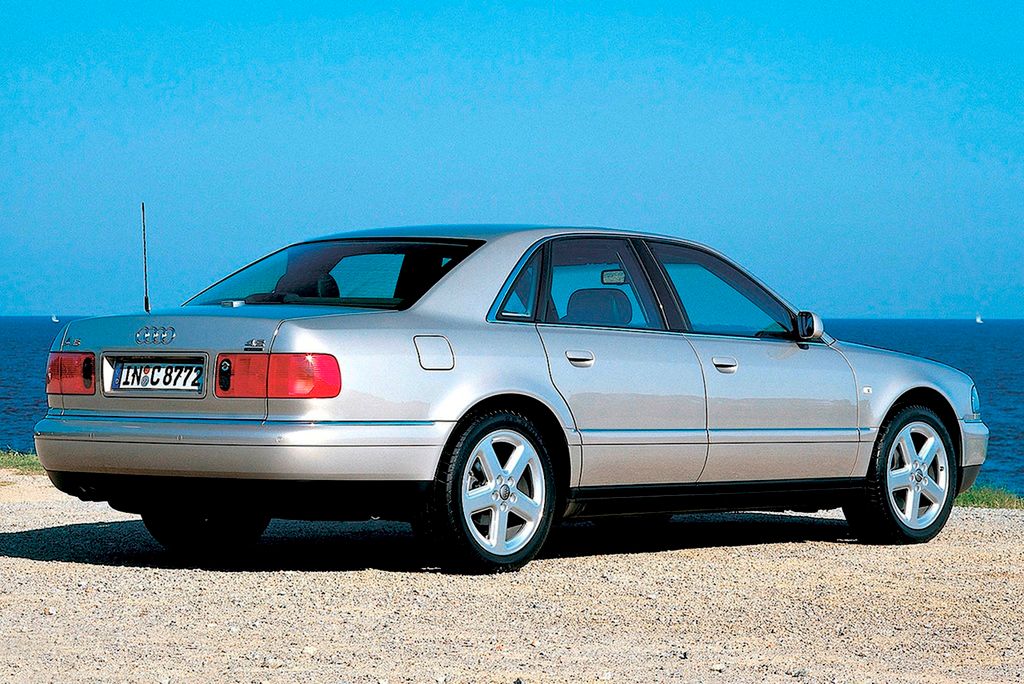 Eleganckie i mocne Audi A8 do dziś wygląda dobrze. Warunkiem jest odpowiedni stan techniczny.