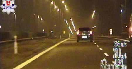 Nocny pościg na S17. Uciekał przed policją z prędkością ponad 240 km/h (wideo)