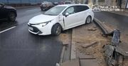Warszawa: Seria kolizji w al. Prymasa Tysiąclecia. Kierujący uderzyli w barierki oraz latarnię