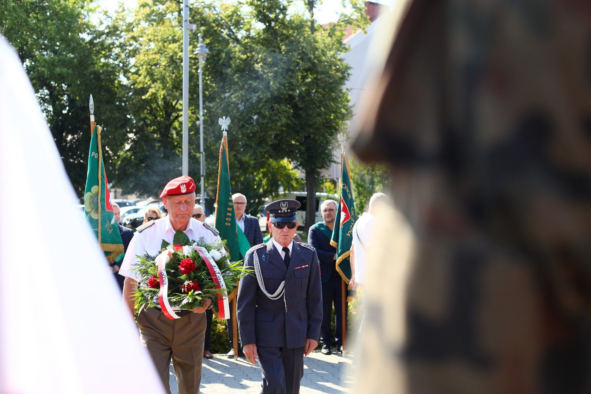 Delegacje złożyły kwiaty i znicze z okazji Święta Wojska Polskiego pod Pomnikiem Wincentego Witosa