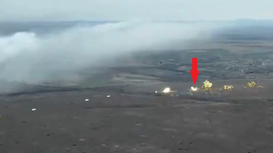 M2A2 Bradley ODS ostrzeliwuje pozycje Rosjan amunicją odłamkowo-zapalającą. 