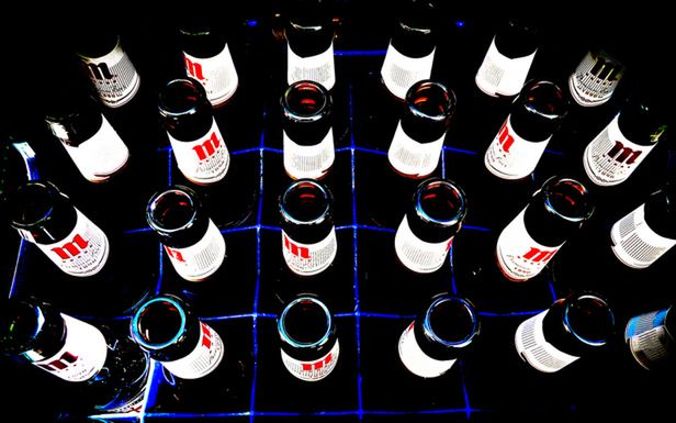 WTF dnia: jak otworzyć 24 butelki piwa naraz? [wideo]