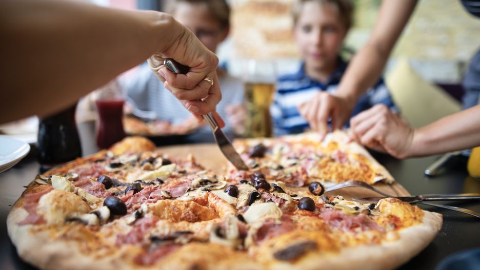 Tragiczna śmierć młodego mężczyzny po zjedzeniu jednego kawałka pizzy zmobilizowała jego rodziców do walki o transparentne informacje na temat alergenów w restauracyjnych daniach  