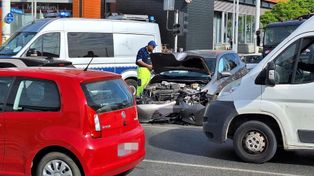 Chaos na Rondzie Reagana we Wrocławiu. Kierowca wjechał autem w sygnalizację. Światła nie działają na całym skrzyżowaniu