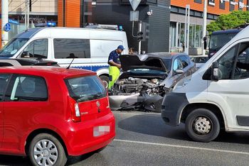Chaos na Rondzie Reagana we Wrocławiu. Kierowca wjechał autem w sygnalizację. Światła nie działają na całym skrzyżowaniu