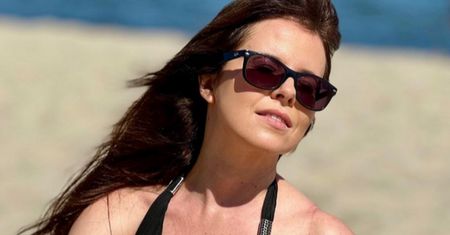 Paulina Koziejowska żegna wakacje, wyginając się na plaży