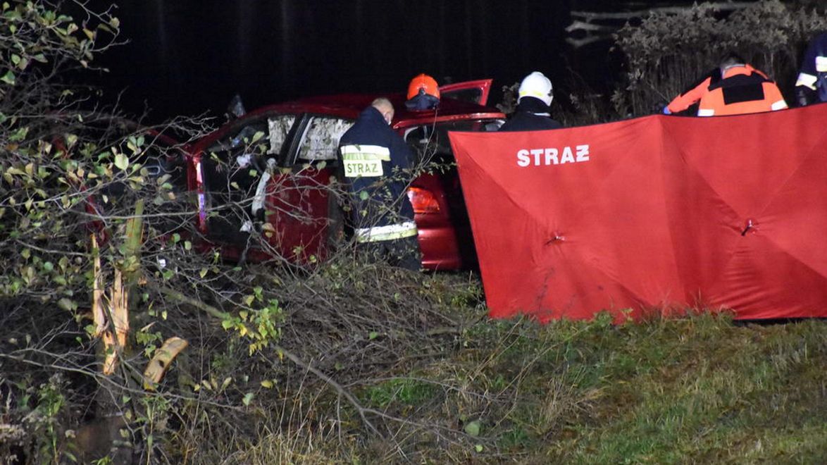 Samochód osobowy dachował i wpadł do stawu. Śmierć poniosły 3 osoby.