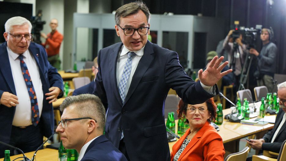 Warszawa, 03.12.2024. Poseł PiS Zbigniew Ziobro (C) po posiedzeniu sejmowej Komisji Regulaminowej, Spraw Poselskich i Immunitetowych, 3 bm. w Sejmie w Warszawie. Komisja zajmuje się wnioskiem o zatrzymanie i doprowadzenie Zbigniewa Ziobry na przesłuchanie przed komisją śledczą ds. Pegasusa. (sko) PAP/Paweł Supernak