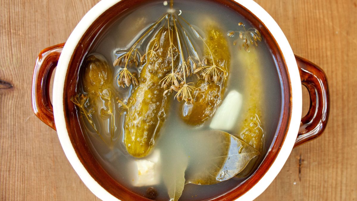 Kiszone ogórki wyjdą idealnie twarde, jeśli dodasz do nich jeden składnik