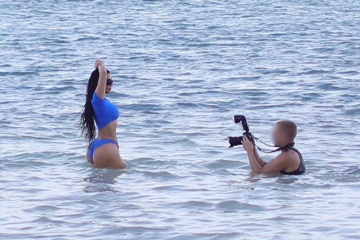Kim Kardashian prezentuje słynne krągłości podczas sesji na plaży