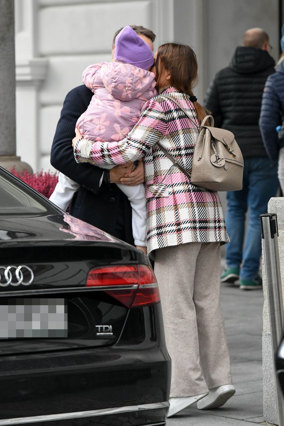 Paulina Sykut-Jeżyna z rodziną na mieście