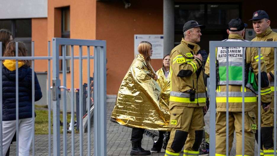 Akcja sluzb ratowniczych w szkole w Tychach
10.11.2022 Tychy . Akcja ratownicza w szkole - po zgloszeniu ulatniania sie gazu .
Fot. Grzegorz Celejewski / Agencja Wyborcza.pl
Fot. Grzegorz Celejewski / Agencja Wyborcza.pl
Szkola, sluzby, gazeta, ulatnia sie, /FR/