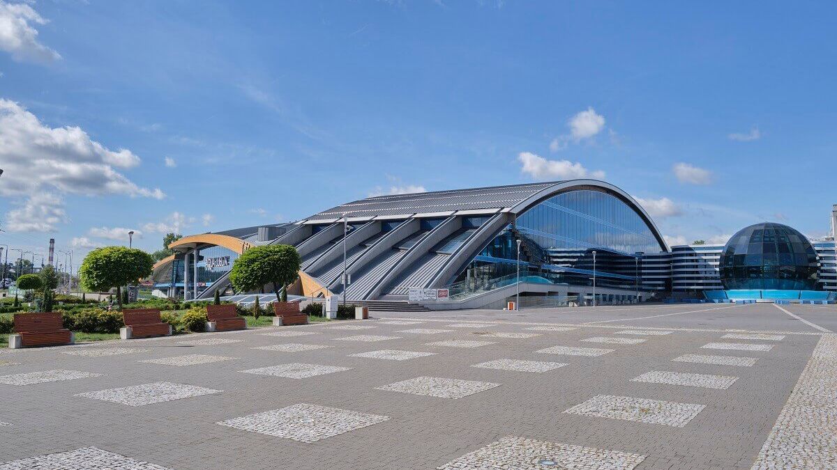 Budynek Aqua Lublin. Plac przed wejściem głównym
