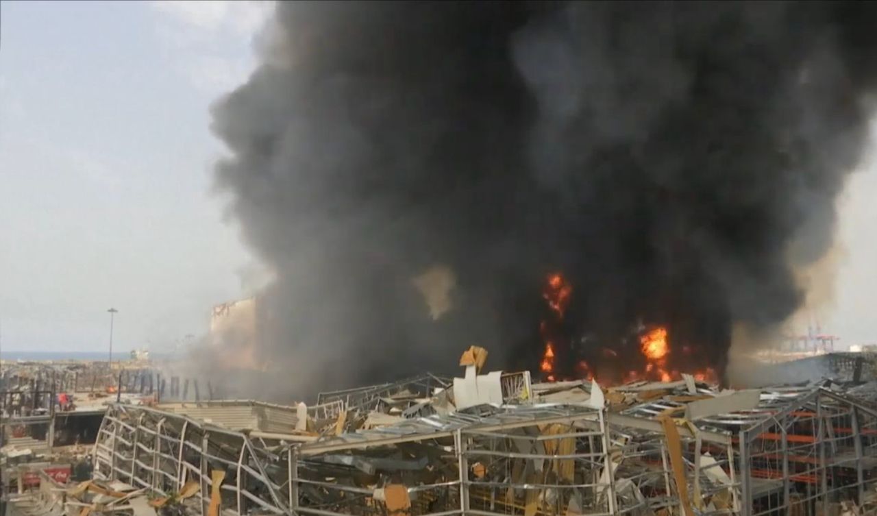 Bejrut: Pożar w porcie. Miesiące temu doszło tutaj do tragicznego w skutkach wybuchu - Bejrut: Pożar w porcie