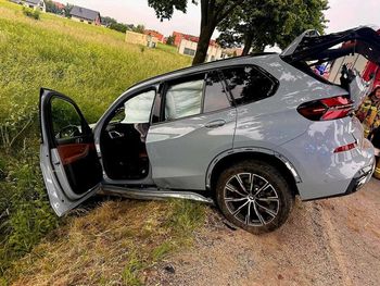 Kolizja w Bielanach. Pijany kierowca BMW rozbił się w rowie, wyszedł z auta i twierdził, że to nie on