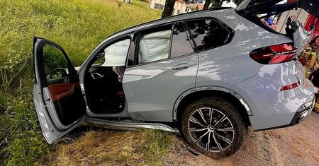 Kolizja w Bielanach. Pijany kierowca BMW rozbił się w rowie, wyszedł z auta i twierdził, że to nie on