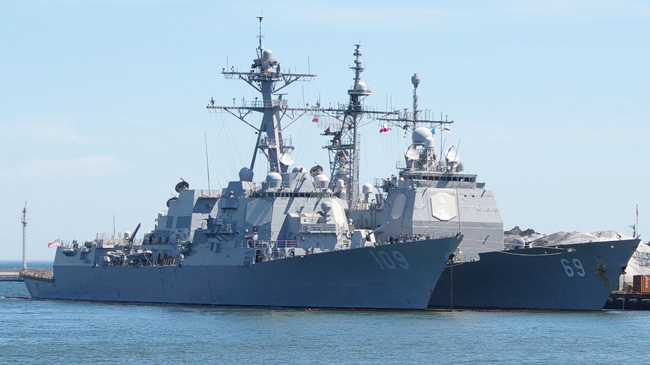 Niszczyciel typu Arleigh Burke (po lewej) i krążownik typu Ticonderoga (po prawej) są wyposażone w system Aegis i wyrzutnie Mk 41 VLS