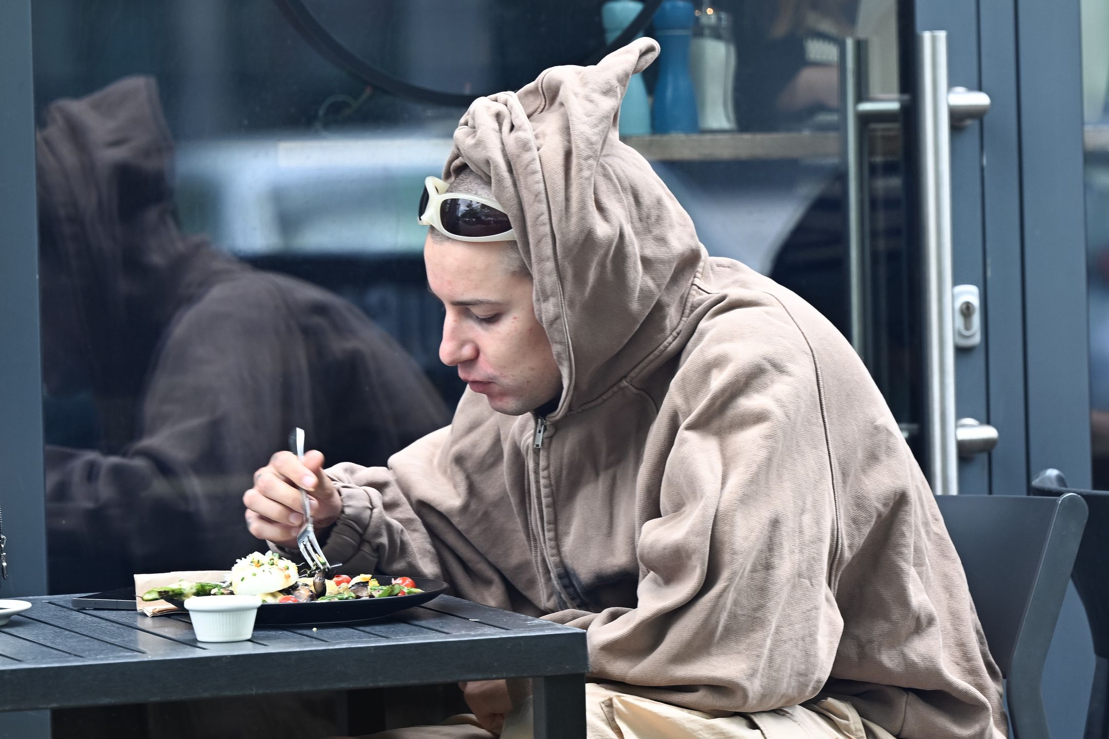 Żabson z nietęgą miną stołuje się w warszawskiej knajpie