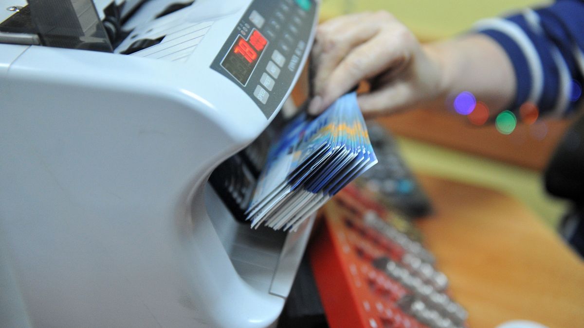 Spadają zyski banków, a niektóre liczą nawet straty.