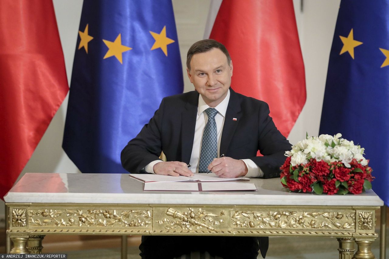 W grudniu 2016 roku prezydent Andrzej Duda podpisał ustawę zmieniającą wiek emerytalny w Polsce. W ten sposób zrealizował swoją obietnicę wyborczą