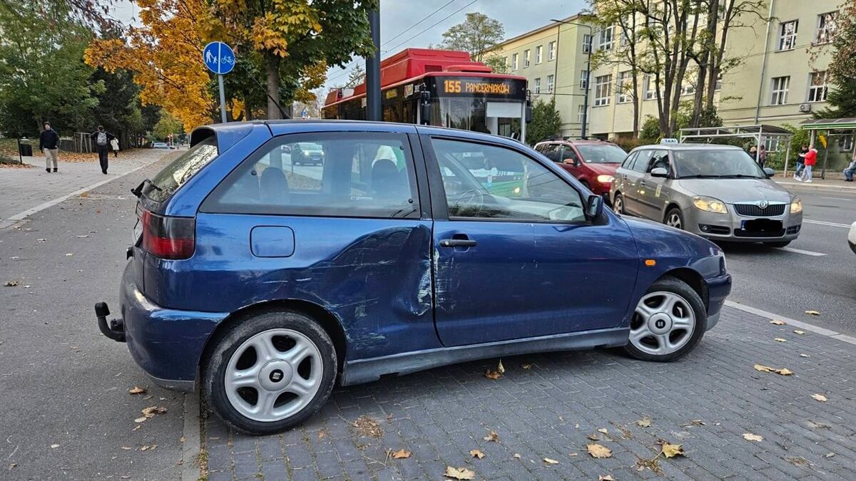 Kierująca seatem kobieta wjechała przed jadący trolejbus na Al. Racławickich