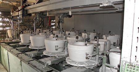 Nie ma kupca na ostatnią fabrykę porcelany w regionie. "Sprzęt będzie nadawał się na złom"
