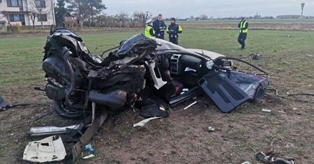 Opel roztrzaskał się na drzewie. Nie żyje młoda kobieta