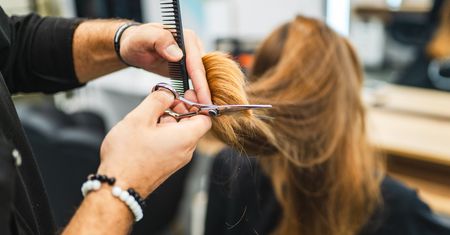 Ta fryzura nadaje objętość jak żadna inna. "Marquise layers" hitem na 2025