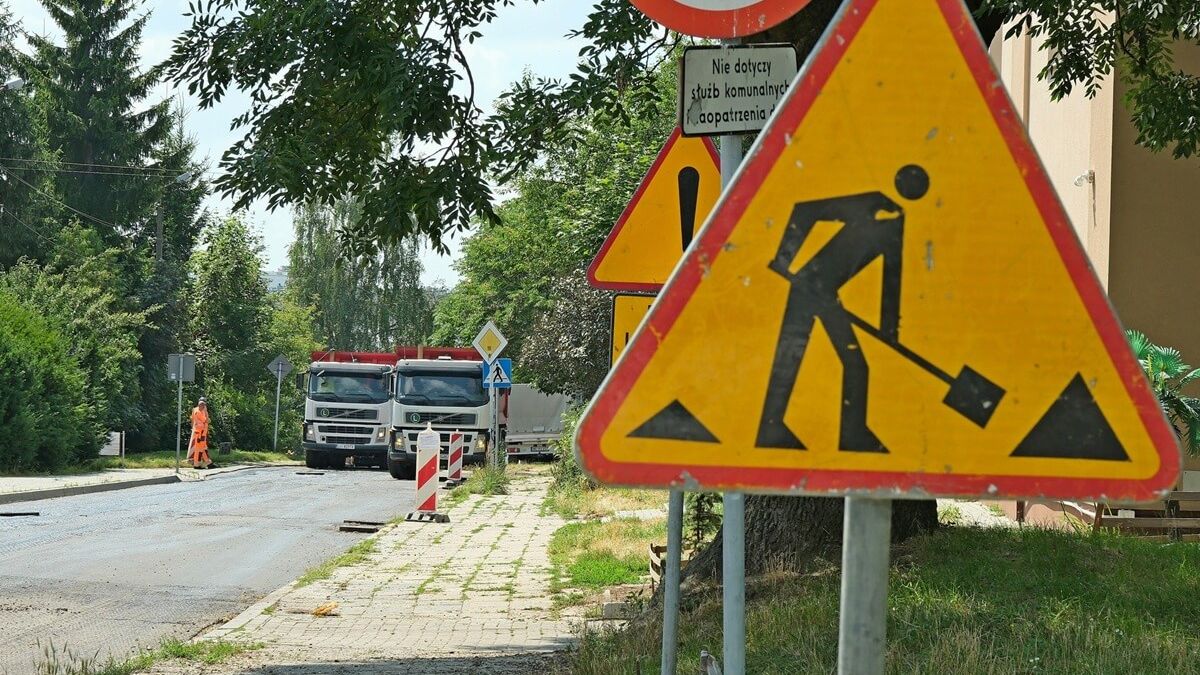 Drogowcy remontujący ulice