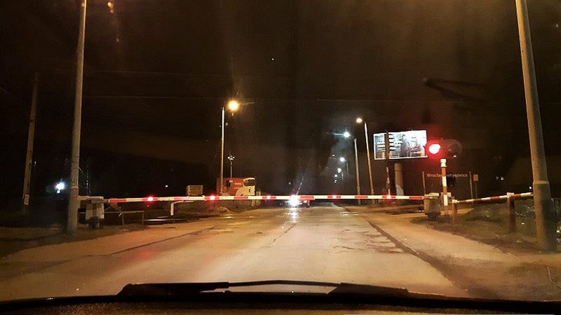 Zignorował szlaban i czerwone światło. Słono za to zapłaci 