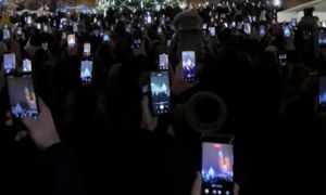 Punkt 17:00 w Krakowie. Wszyscy wyciągali telefony